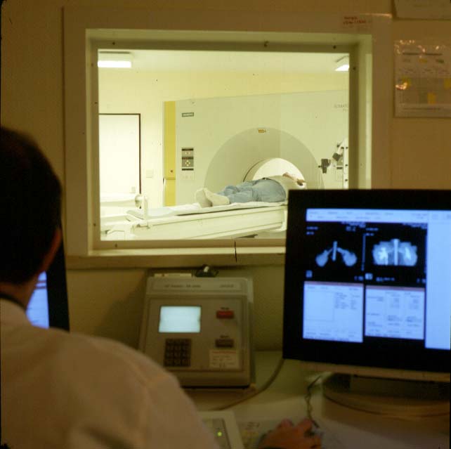 Магнітно-резонансний томограф - вигляд з пульту керування